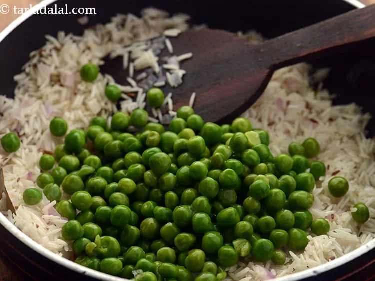 स्टेप 14 – हरे मटर डालें। <strong>मटर पुलाव</strong> बनाने के लिए आप ताजे …