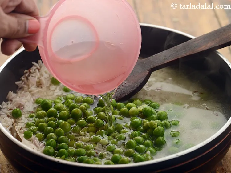 स्टेप 16 – २ १/२ कप गरम पानी डालें और अच्छी तरह मिलाएँ। …