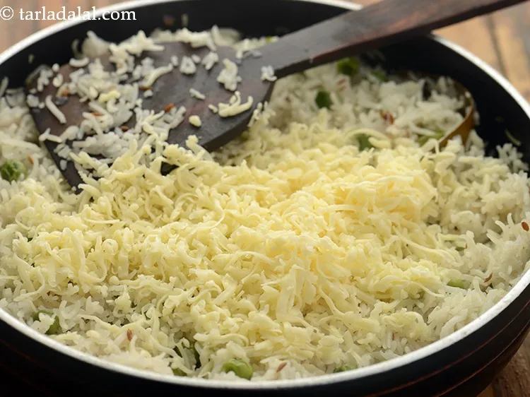 स्टेप 19 – प्रोसेस्ड चीज़ डालें।