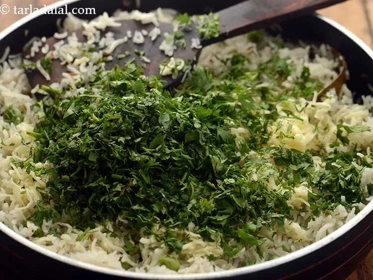 स्टेप 20 – धनिया डालें। यह बहुत ताज़ा स्वाद देती है। धनिया न …