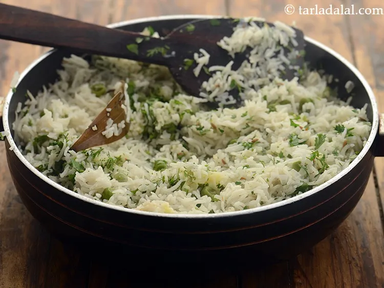 स्टेप 21 – हल्के से मिलाएं और <strong>चीज़ प्याज हरे मटर का पुलाव</strong> …