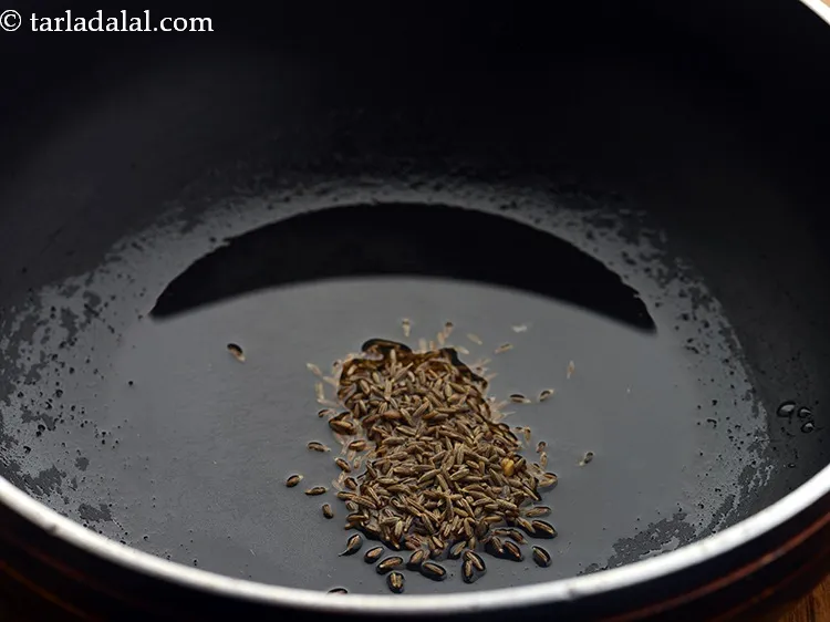 स्टेप 4 – तेल गरम होने के बाद जीरा डालें।