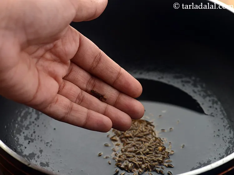 स्टेप 5 – लौंग डालें।