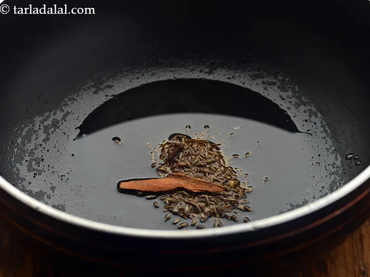 स्टेप 6 – दालचीनी डालें।