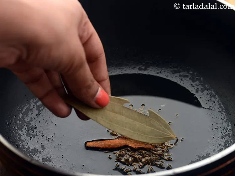 स्टेप 7 – तेजपत्ता डालें।