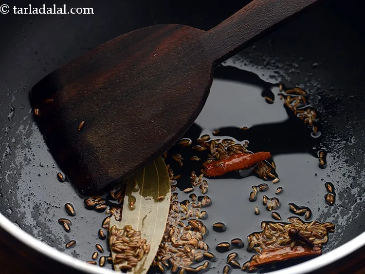 स्टेप 8 – खड़े मसाले को मध्यम आंच पर एक मिनट तक या …