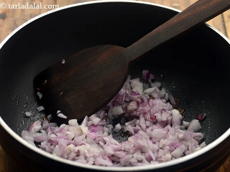 स्टेप 9 – बारीक कटे हुए प्याज डालें।