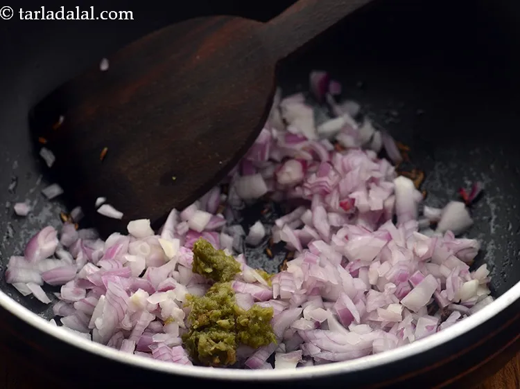 स्टेप 10 – हरी मिर्च की पेस्ट डालें। आप <strong>चीज़ प्याज हरे मटर …