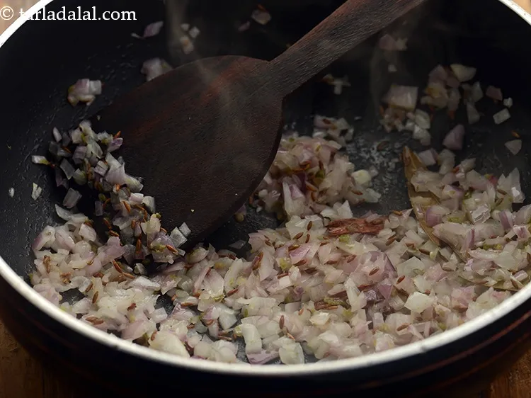 स्टेप 11 – मध्यम आंच पर १ से २ मिनट तक या प्याज …
