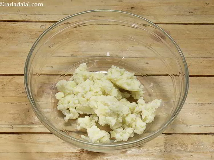 स्टेप 1 – उबले और मैश किए हुए आलू लें और साफ, गहरे …