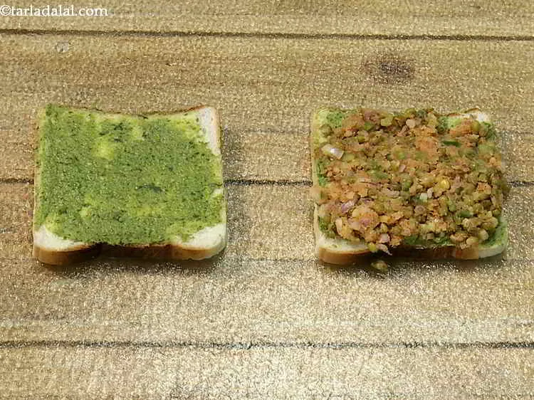 स्टेप 11 – एक मक्खन-चटनी वाली ब्रेड स्लाइस पर मिश्रण का एक भाग …