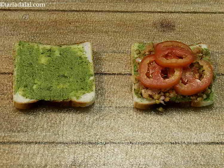 स्टेप 12 – उस पर समान रूप से ३ टमाटर के स्लाइस रखें।