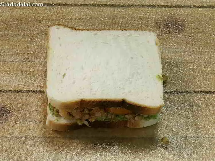 स्टेप 14 – इसे ब्रेड की एक और स्लाइस के साथ कवर करें, …