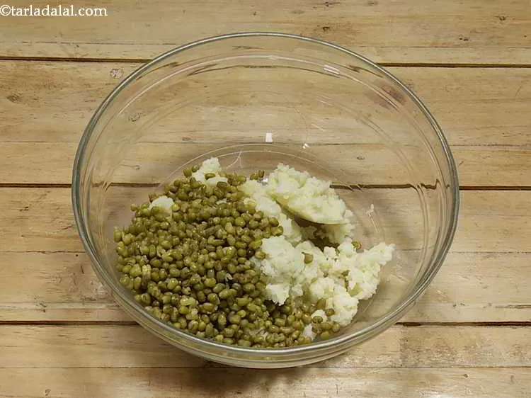 स्टेप 2 – साथ ही, उबले हुए मूंग डालें। हमने इस रेसिपी में …