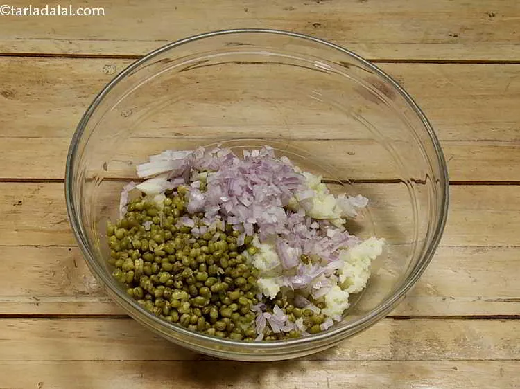 स्टेप 3 – अब बारीक कटे हुए प्याज डालें।