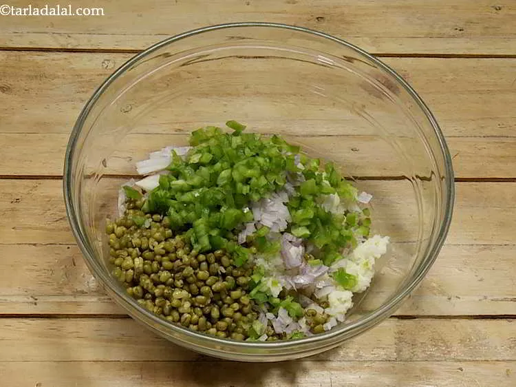 स्टेप 4 – बारीक कटी हुई शिमला मिर्च डालें। आप चाहें तो गाजर …