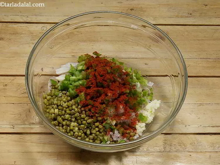 स्टेप 5 – कटोरे में मिर्च पाउडर डालें। यह चीज़ आलू टोस्ट को …