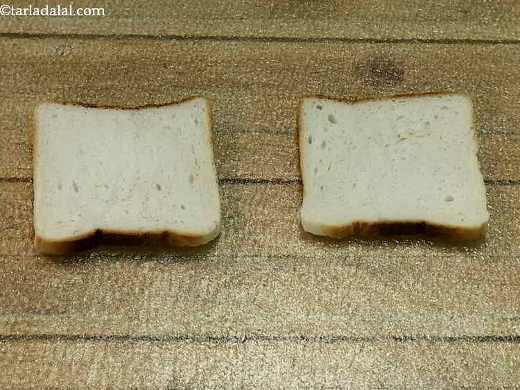 स्टेप 8 – एक साफ, सूखी सतह पर २ ब्रेड स्लाइस रखें।