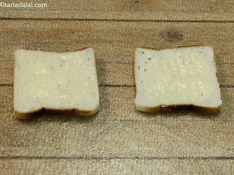 स्टेप 9 – प्रत्येक ब्रेड स्लाइस पर १/२ टीस्पून मक्खन लगाएं।