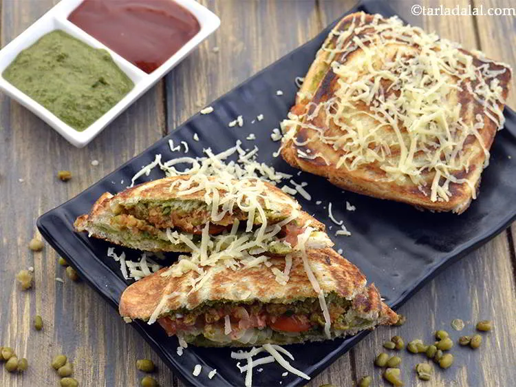 स्टेप 21 – <a href=""https://www.tarladalal.com/tomato-ketchup-tomato-sauce-homemade-tomato-ketchup-hindi-40725r"" target=""_blank""><strong>घर पर बने टमाटर केचप</strong></a> और <a href=""https://www.tarladalal.com/green-chutney-how-to-make-green-chutney-recipe-hindi-22266r"" …