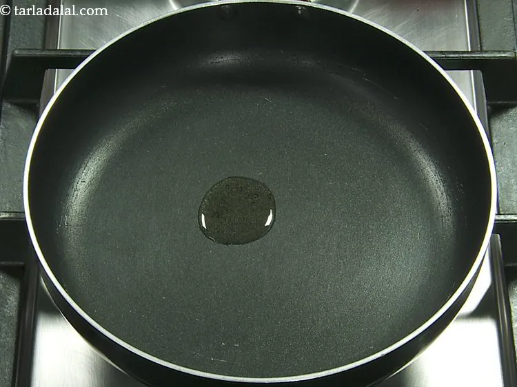 स्टेप 1 – <strong>चीज़ ब्रोकोली टिक्की </strong>का मिश्रण बनाने के लिए, एक नॉन-स्टिक …