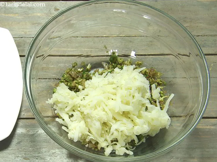 स्टेप 10 – आलू डालें। आलू को धो कर एक कप पानी के …