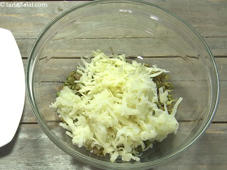 स्टेप 11 – चीज़ डालें। चीज़ और ब्रोकोली का संयोजन स्वादिष्ट लगता है …