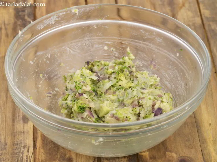 स्टेप 12 – अच्छी तरह से मिलाएं और हमारा चीज़ ब्रोकोली टिक्की का …