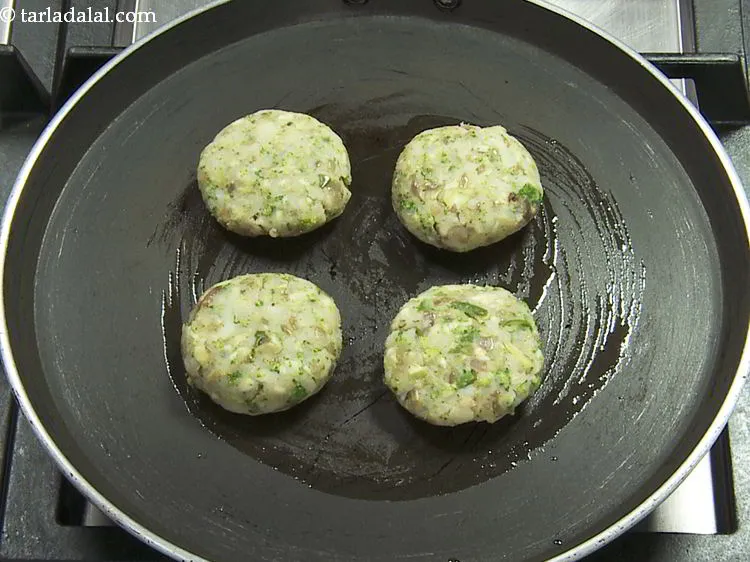 स्टेप 15 – <strong>चीज़ और ब्रोकोली टिक्की</strong> पकाने के लिए, एक नॉन-स्टिक तवा …