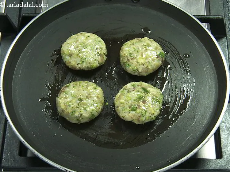 स्टेप 16 – <strong>ब्रोकोली पैटीज़</strong> को पकाने के लिए चारों ओर जैतून का …