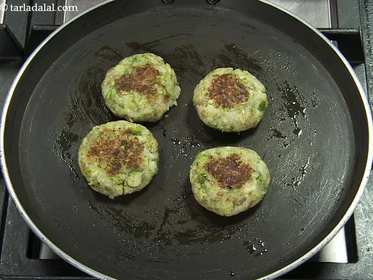 स्टेप 17 – टिक्की को दोनों तरफ से सुनहरे भूरे रंग की हो …