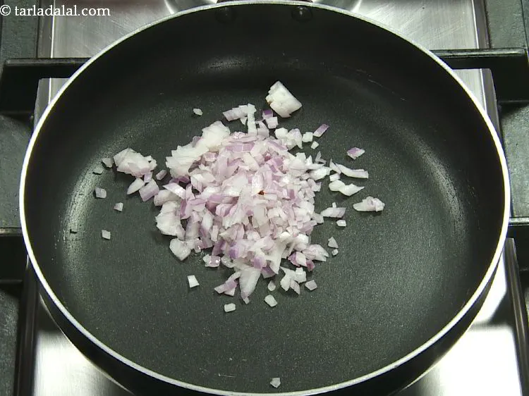 स्टेप 2 – तेल गरम होने के बाद प्याज डालें।