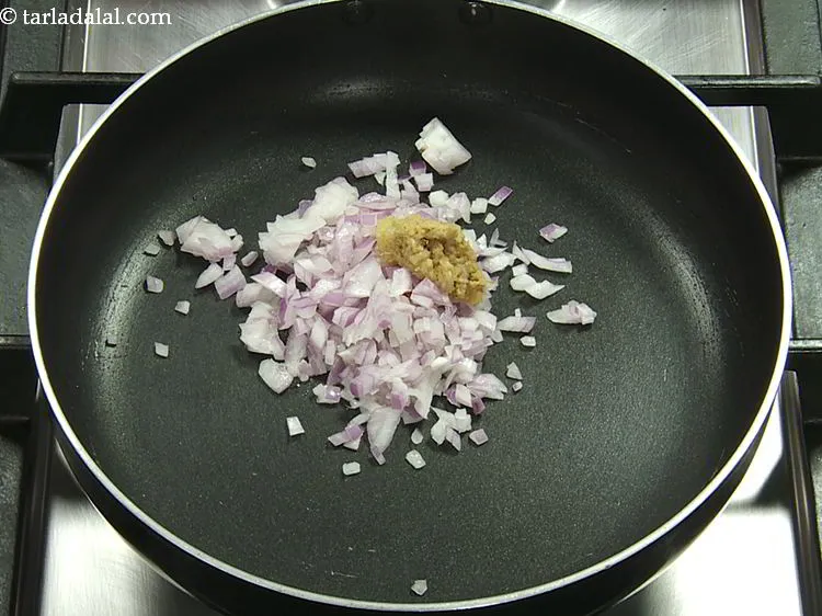 स्टेप 3 – अदरक-लहसुन की पेस्ट डालें। इस होममेड <a href=""https://www.tarladalal.com/Ginger--Garlic-Paste-(-Popular-Restaurant-Recipes-)-hindi-33530r"" target=""_blank""><strong>अदरक-लहसुन की …