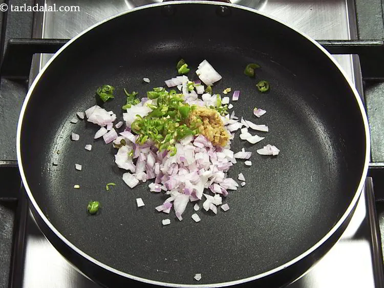 स्टेप 4 – हरी मिर्च डालें।