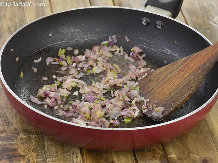 स्टेप 5 – मध्यम आंच पर २ मिनट के लिए या कच्ची महक …