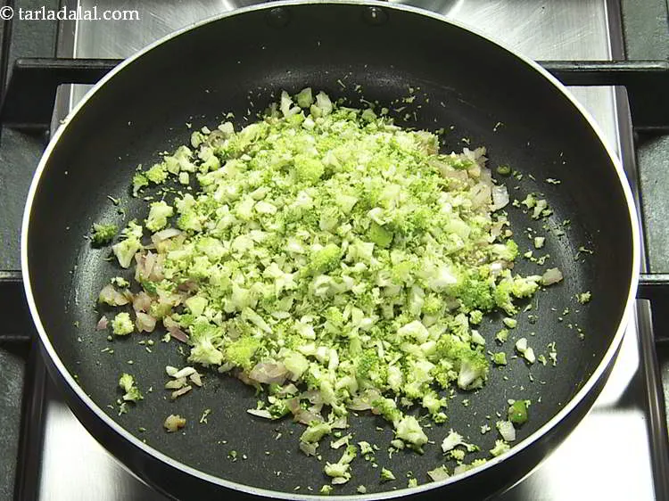 स्टेप 6 – <div> ब्रोकली डालें। <strong>ब्रोकोली चीज़ टिक्की</strong> में उपयोग करने से …