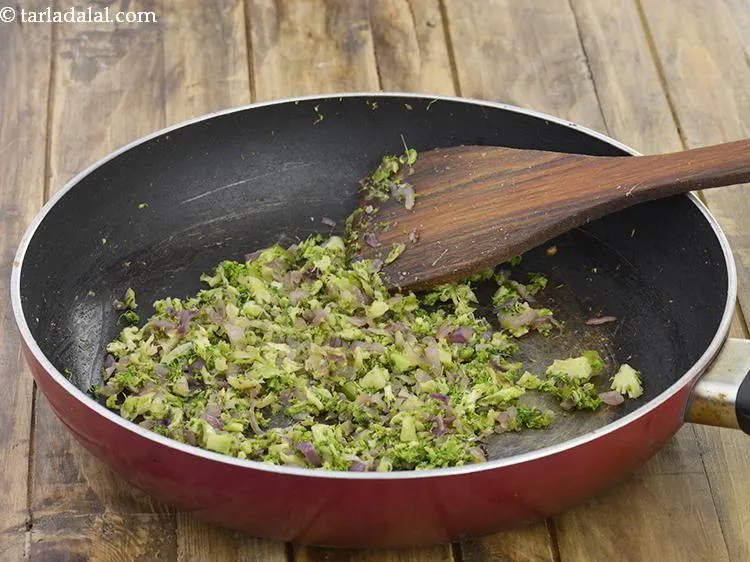 स्टेप 8 – अच्छी तरह से मिलाएं और धीमी आंच पर ३ मिनट …