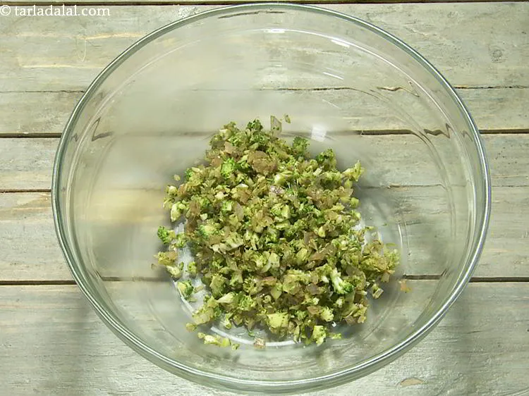 स्टेप 9 – ठंडा होने के बाद, ब्रोकली मिश्रण को एक गहरे कटोरे …