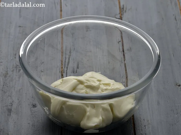 स्टेप 1 – <strong>चीज़ और हरे प्याज की सैंडविच </strong>का भरवां मिश्रण बनाने …