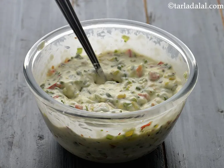 स्टेप 9 – अच्छी तरह से मिलाएं और चीज़ और हरे प्याज की …