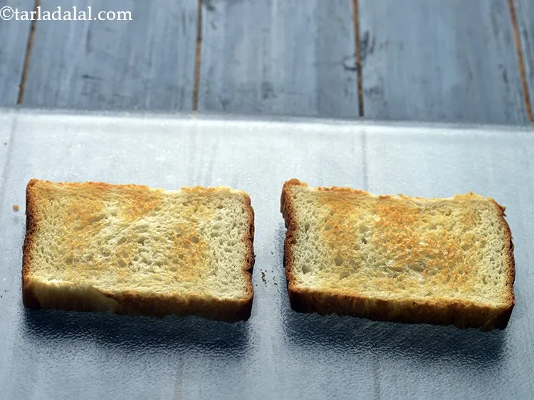 स्टेप 10 – <strong>चीज़ और हरे प्याज की सैंडविच </strong>बनाने के लिए, भरवां …