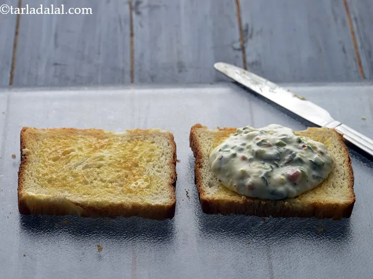 स्टेप 12 – भरवां मिश्रण के एक हिस्से को इसके ऊपर रखें।