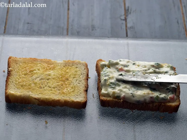 स्टेप 13 – बटर नाइफ का उपयोग करके भरवां मिश्रण को समान रूप …