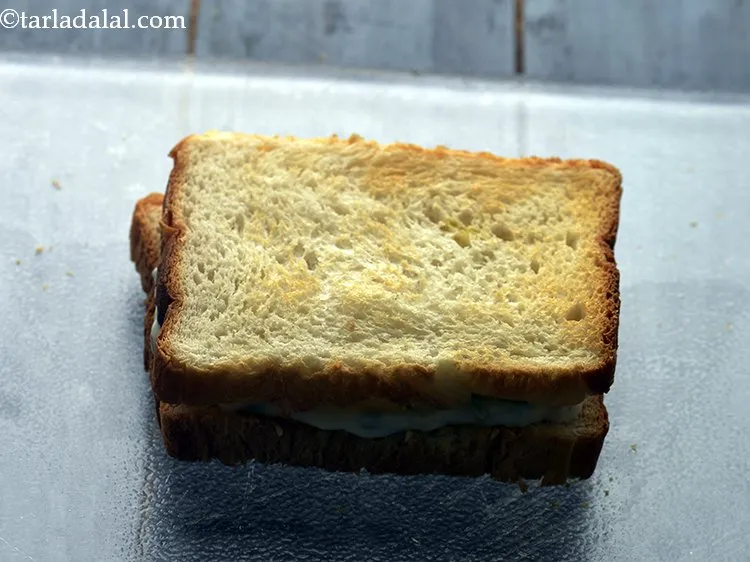 स्टेप 14 – एक अन्य टोस्टेड ब्रेड स्लाइस का उपयोग करके सैंडविच करें …