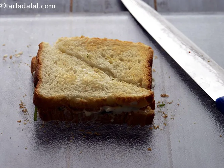 स्टेप 15 – एक तेज चाकू की मदद से <strong>चीज़ और हरे प्याज …