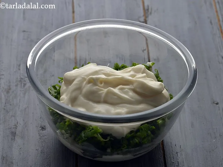 स्टेप 3 – मेयोनेज़ डालें। आप इसे बाजार से खरीद सकते हैं।