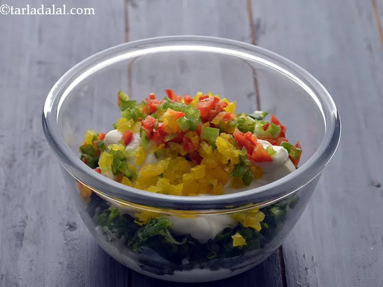 स्टेप 4 – बारीक कटी हुई शिमला मिर्च डालें। यदि आप के पास …