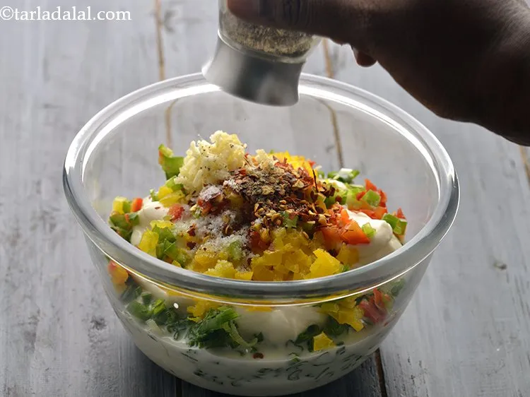 स्टेप 8 – मसाले के लिए, थोड़ा नमक और ताजी पिसी काली मिर्च …