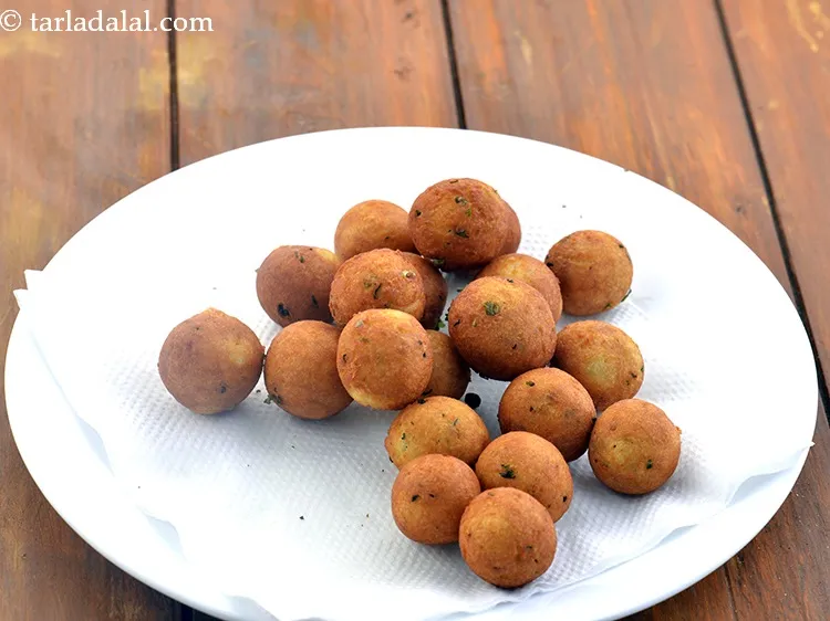 Step 12 – Drain veg cheese balls on an absorbent paper.