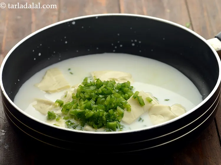 स्टेप 3 – शिमला मिर्च डालें। यह हमारे डिप को क्रंच देने के …